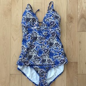 Athleta M one-piece swim suit